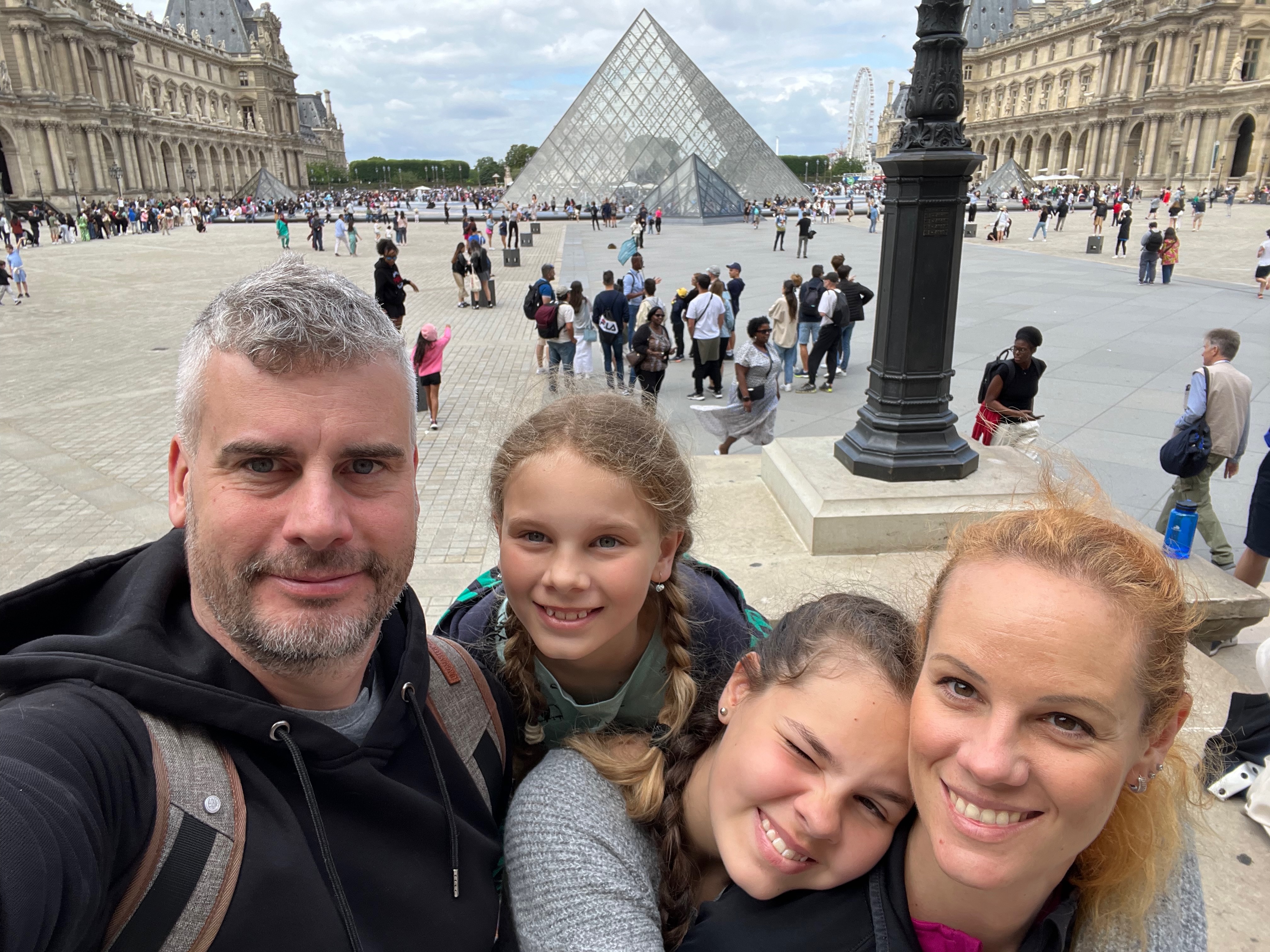 Rodina před Louvre